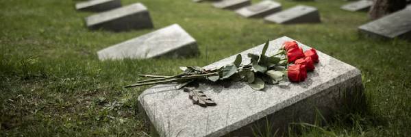 view-gravestone-with-flowers_23-2149431240